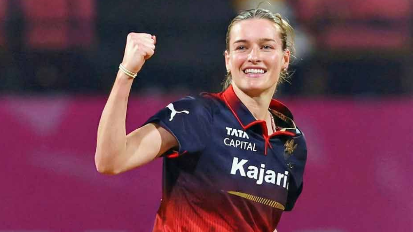 WATCH: Lauren Bell takes 2 wickets in first over of the match against DC
